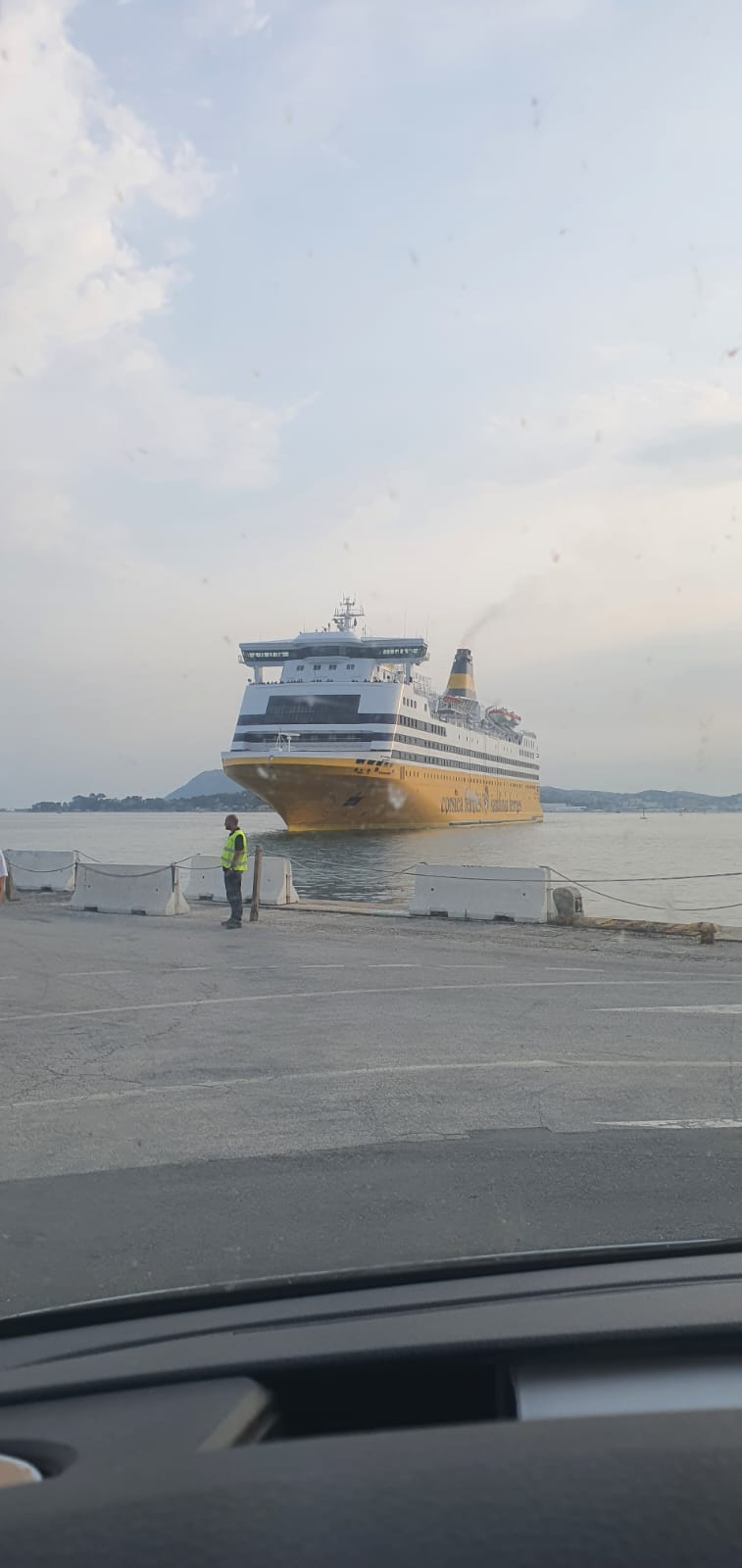 Ferry pour la Corse vu depuis le port d'Ajaccio